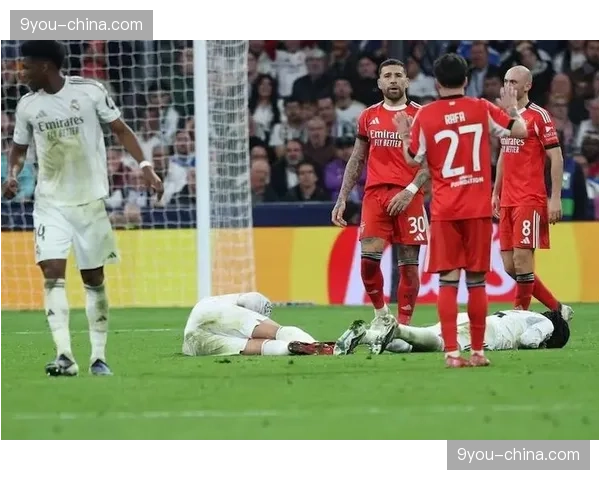 皇马后卫阿森西奥颈部受伤被担架抬离，伤情评估待进一步检查
