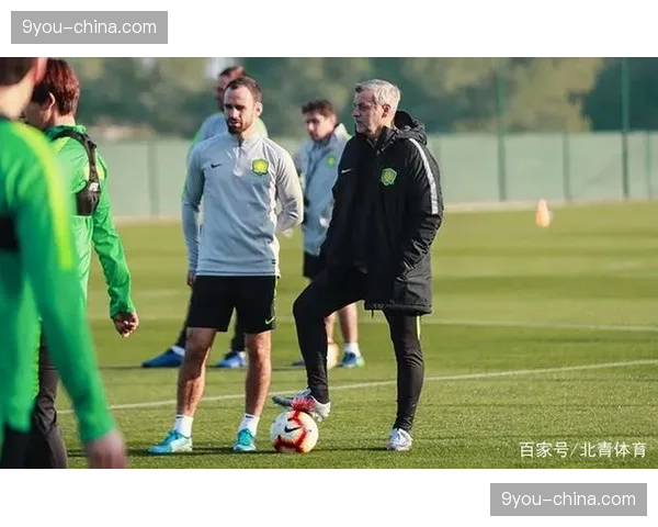 特写:替补球员通过场边专用平板,查看由数据分析师实时标记的对手弱点 特写:替补球员通过场边专用平板,查看由数据分析师实时标记的对手弱点