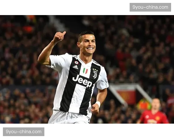 通讯报道：终场哨响，国际米兰老将恰尔汗奥卢向客场球迷鼓掌致意