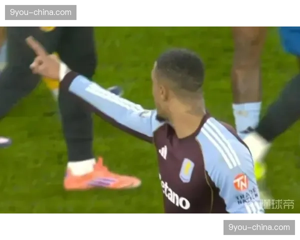 场边：一位小球迷冲入场内与福安健洋击掌后被安全带离