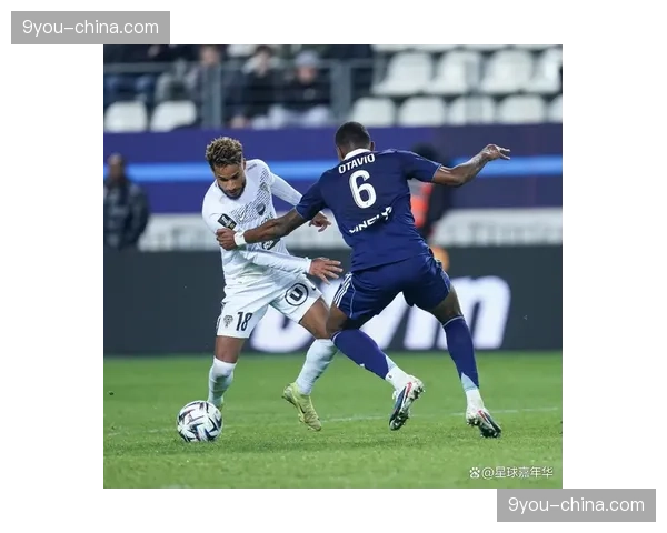 巴黎圣日耳曼vs昂热：贡萨洛·拉莫斯两黄一红被罚下场